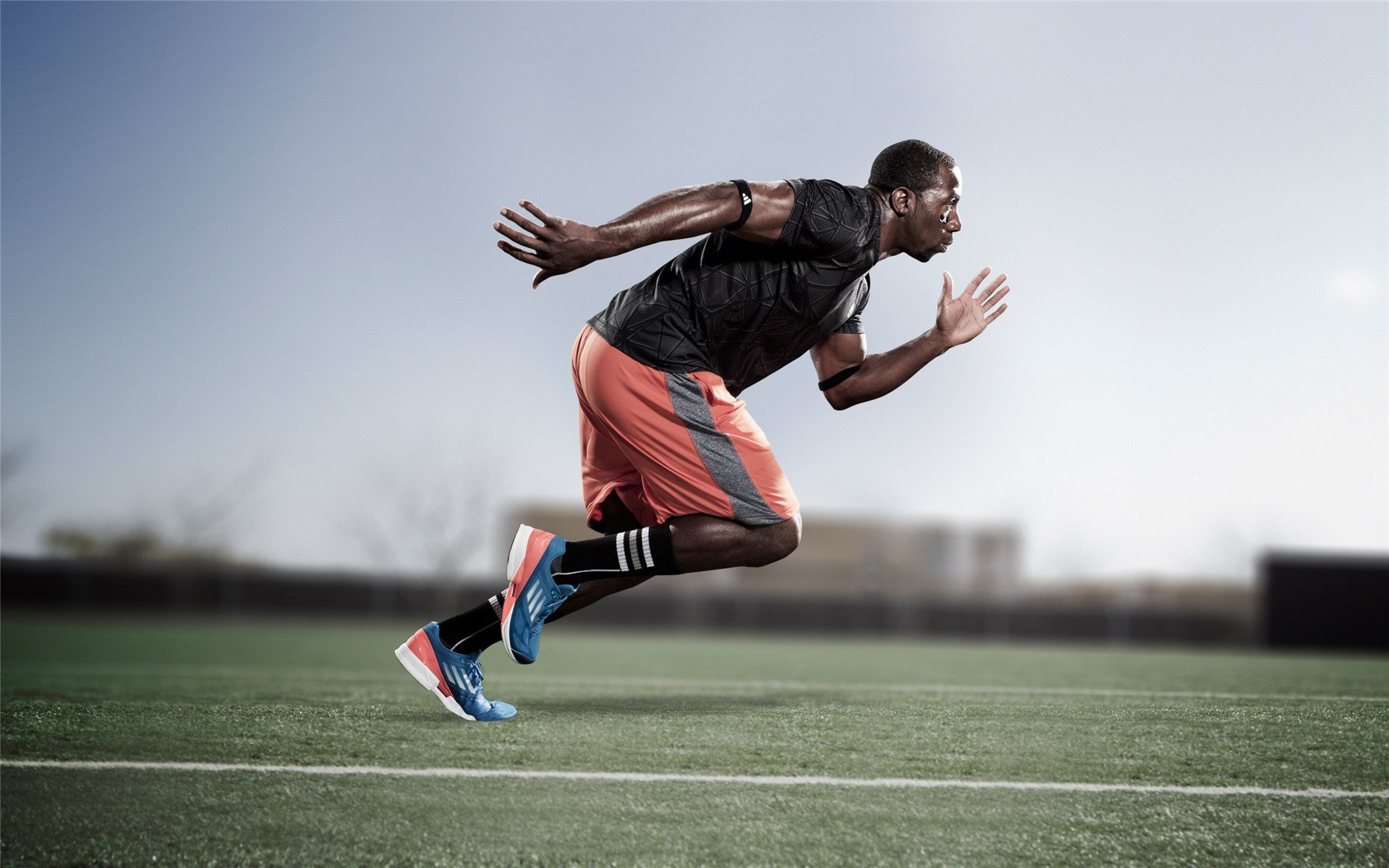 女足比赛中,中国队展现出统一配合,中国女足同组