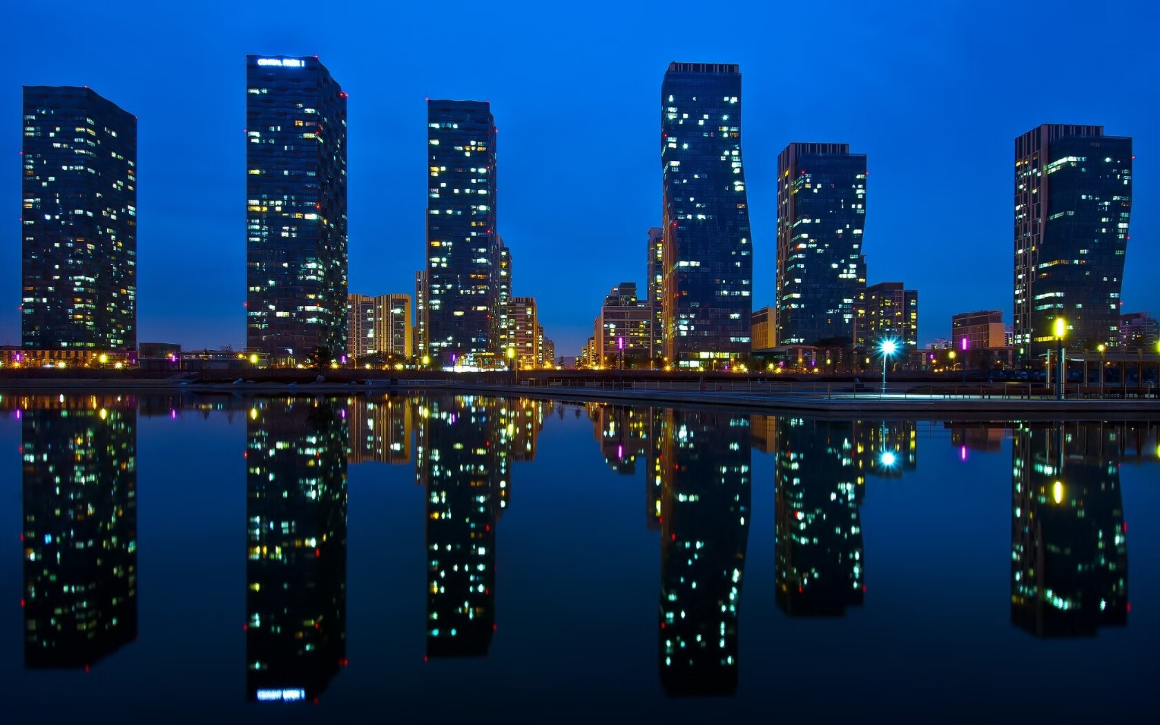 赫塔菲依靠整体站位限制对方渗透，赫塔菲7连败